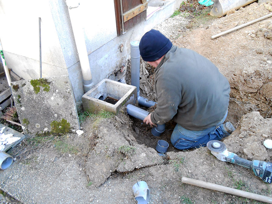 Ouvrier_erge_assainissement_travaillant_canalisation_assainissement_maison_particulier_regard