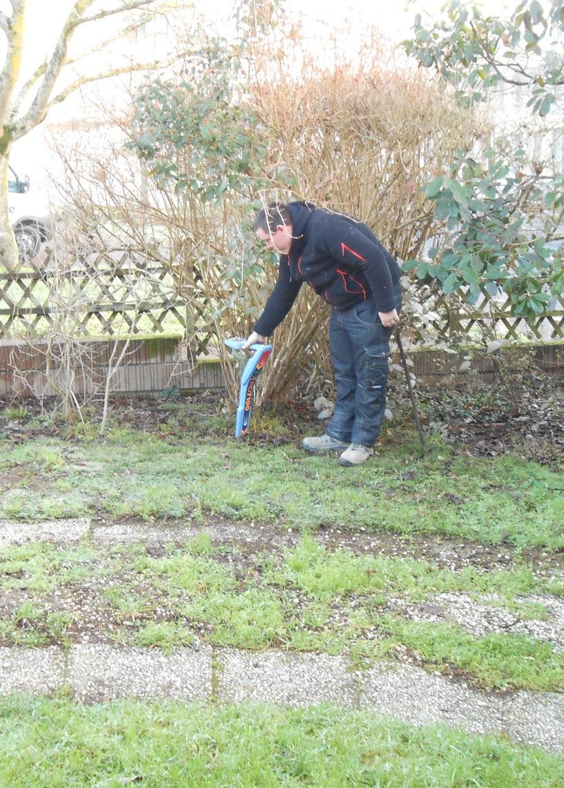ouvrier_erge_assainissement_debouchage_diagnostic_jardin_particulier_retraçage_canalisations
