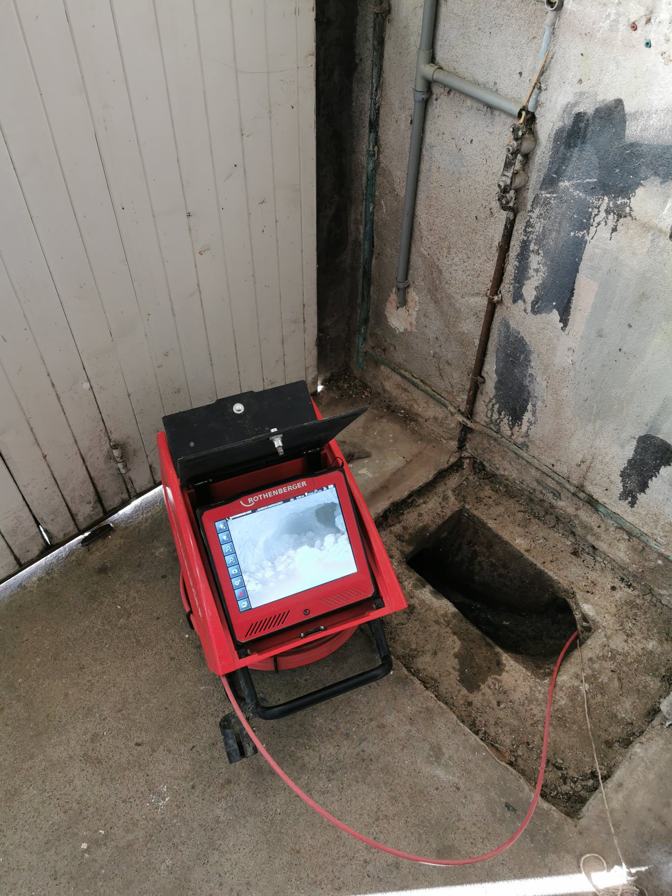 diagnostic_inspection_caméra_tuyaux_canalisation_eaux_usées_pluviales_jardin_maison_Erge_assainissement_maintenance_débouchage