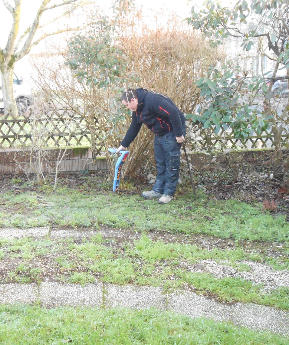 ouvrier_erge_assainissement_debouchage_diagnostic_jardin_particulier_retraçage_canalisations