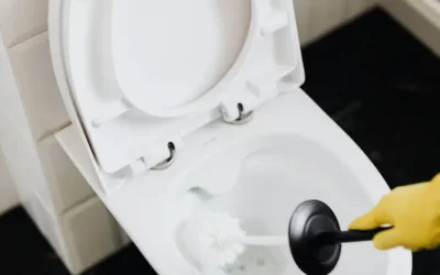 Qui appeler pour déboucher des toilettes ?